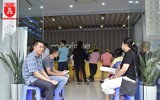 Sợ bị cắt thuê bao, người dân Hà Nội đổ xô đi chụp ảnh chân dung